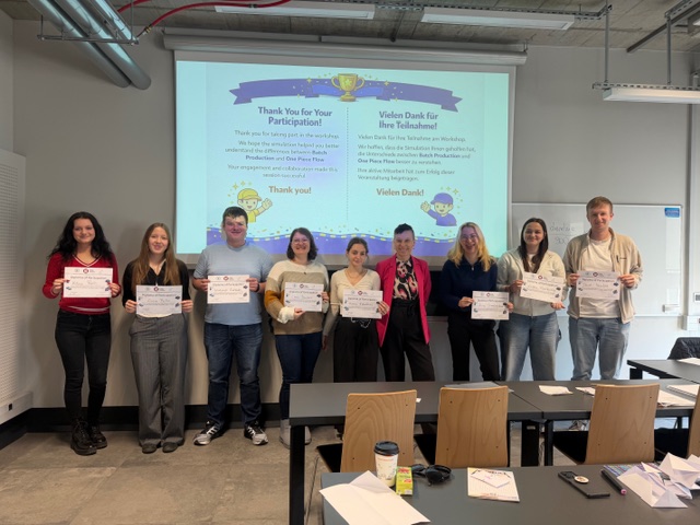 Zdjęcie uczestników warsztatu z certyfikatami uczestnictwa