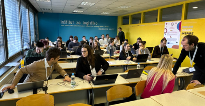 Zdjęcie uczestników w trakcie spotkania testującego materiały dydaktyczne