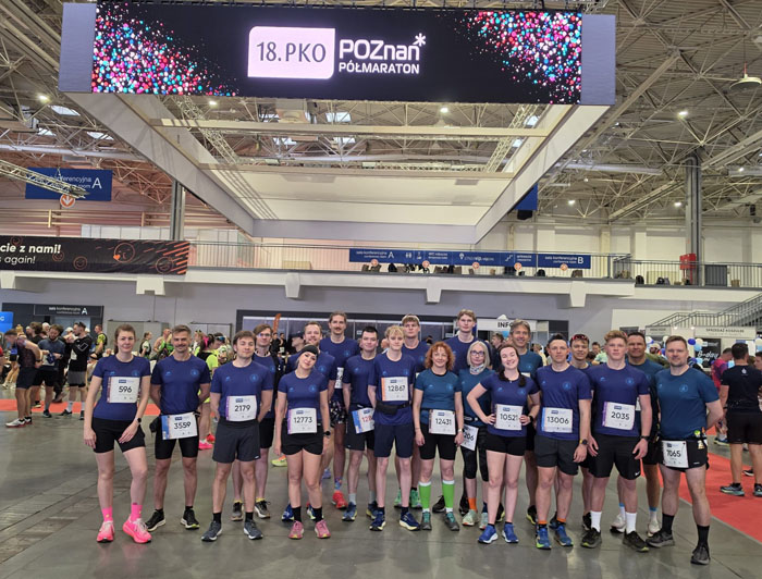 Zdjęcie grupowe uczestników drużyny z Politechniki na 18 półmaratonie w Poznaniu.