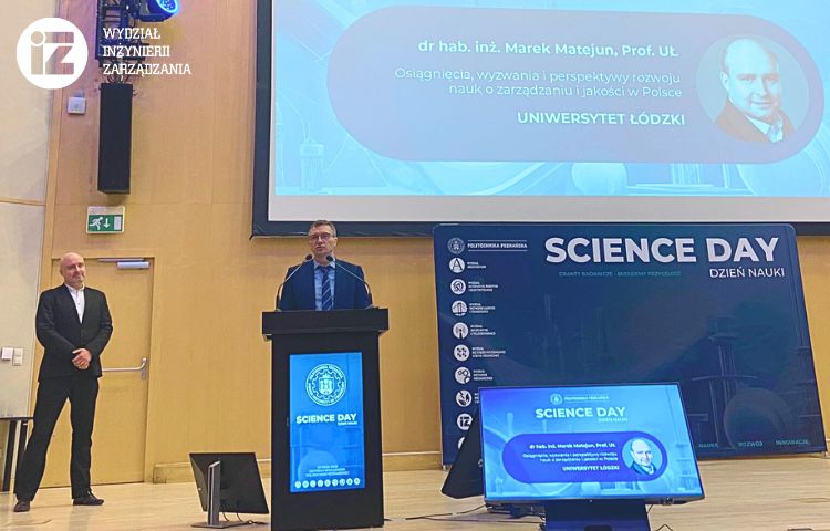Dziekan WIZ prof. Butlewski przedstawia prof. Matejuna