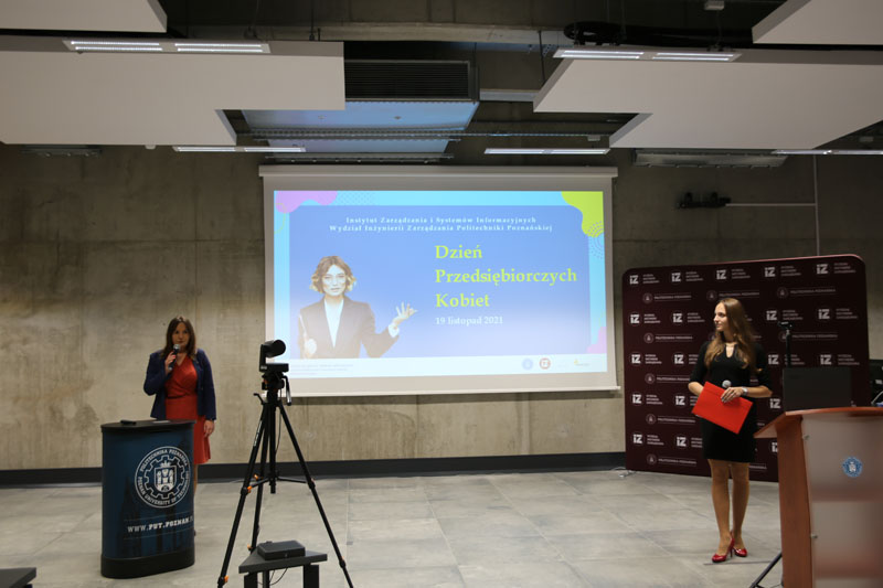 Zdjęcie pani dr hab. inż. Agnieszki Misztal podczas otwarcia wydarzenia Dzień Przedsiębiorczych Kobiet