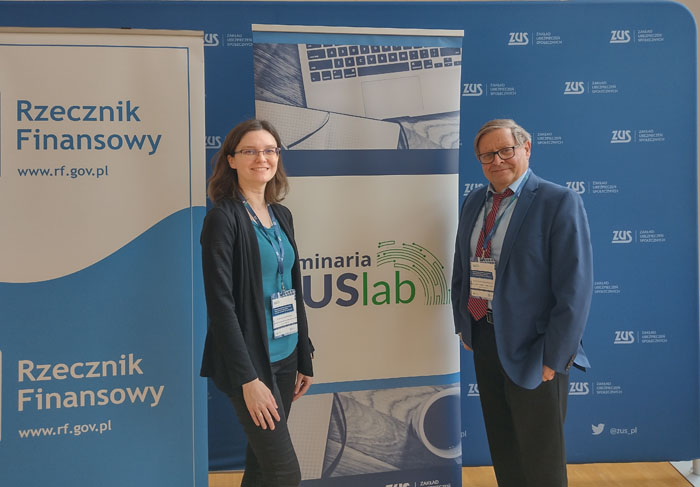 Zdjęcie profesora Marka Szczepańskiego z doktor Anną Gierusz z z Uniwersytetu Gdańskiego przy posterze reklamującą ZUSlab