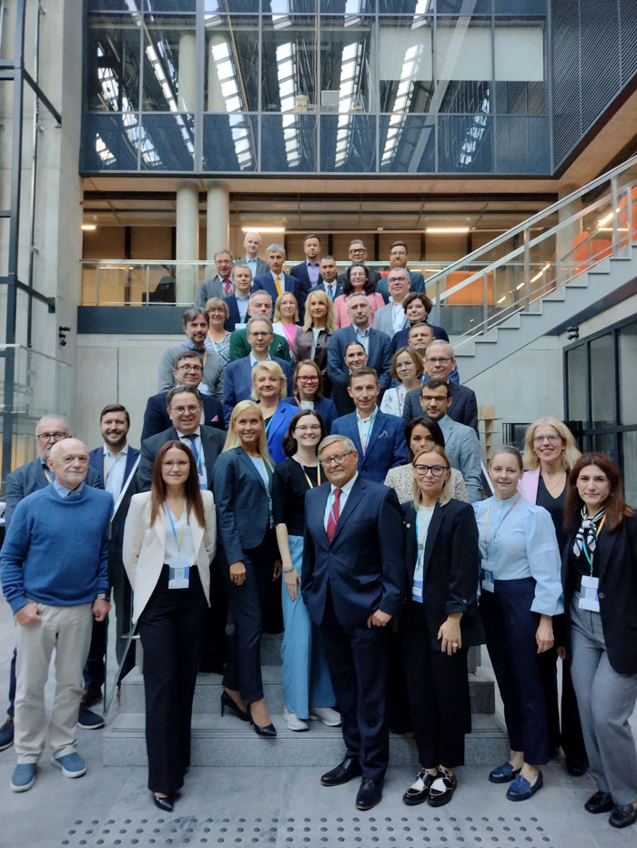 Zdjęcie grupowe uczestników konferencji MKE 2026