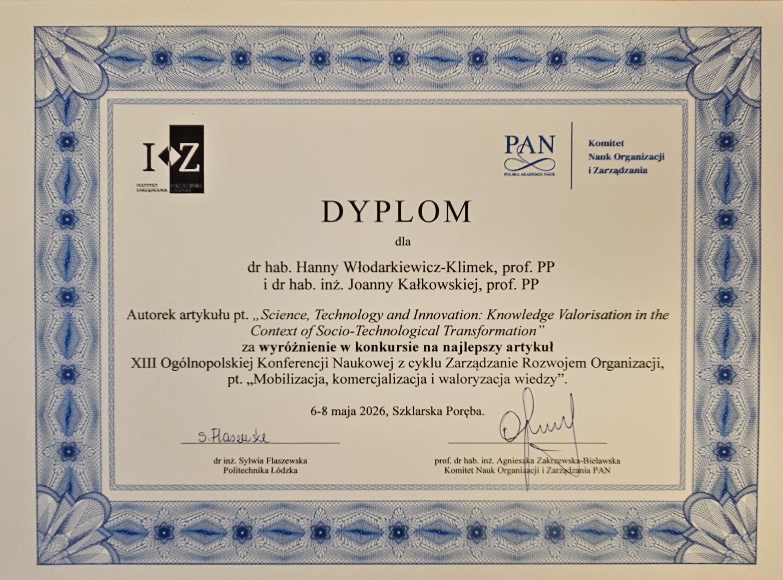 Zdjęcie przedstawia dyplom informujący o wyróżnieniu artykułu prof. Włodarkiewicz-Klimek i prof. Kałkowskiej