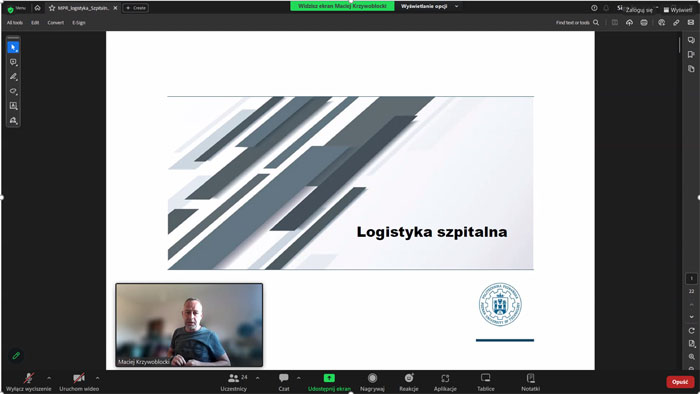Zdjęcie przedstawiające rzut ekranu pokazujący stronę tytułową "Logistyka szpitalna" oraz prowadzącego prezentację pana Macieja Krzywobłockiego podczas webinarium