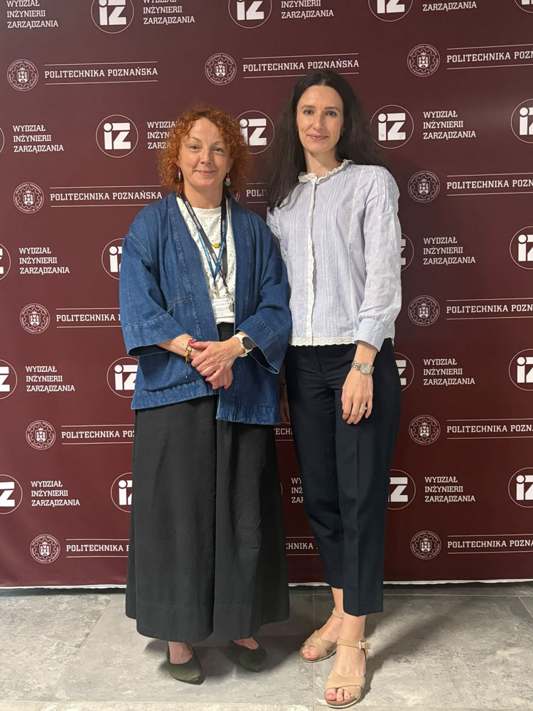 Zdjęcie wspólne prodziekan Wydziału Inżynierii Zarządzania Joanny Oleśków-Szłapki z panią dr Kateryną Kopishynską z Wydziału Zarządzania i Marketingu Narodowego Uniwersytetu Technicznego Ukrainy