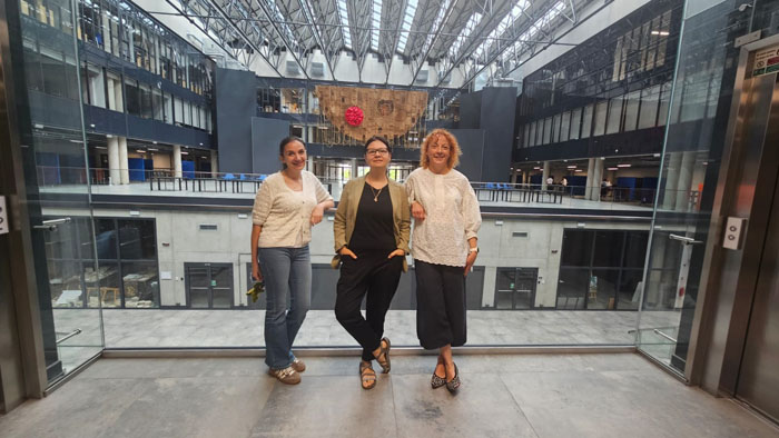 Zdjęcie na tle atrium budynku WAWIZ. Od lewej pani dr inż. Marta Pawłowska-Nowak, pani Damira Jantassova, dr inż. Joanna Oleśków-Szłapka