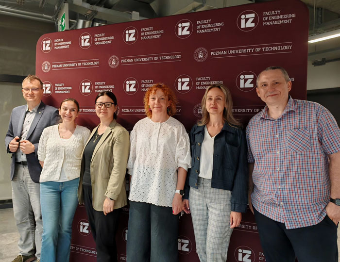 Zdjęcie grupowe pracowników Wydziału Inżynierii Zarządzania z goścmi z Abylkas Saginov Karaganda Technical University