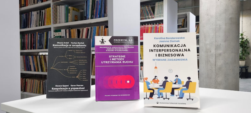 Zdjęcie nowych pozycji książkowych w bibliotece wiz "Komunikacja w zarządzaniu", "Strategie i metody utrzymania ruchu" oraz "Komunikacja interpersonalna i biznesowa"
