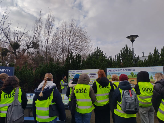 Zdjęcie grupy studentów wizytujących PSZOK w Poznaniu