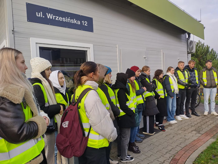 Zdjęcie grupy studentów wizytujących PSZOK w Poznaniu