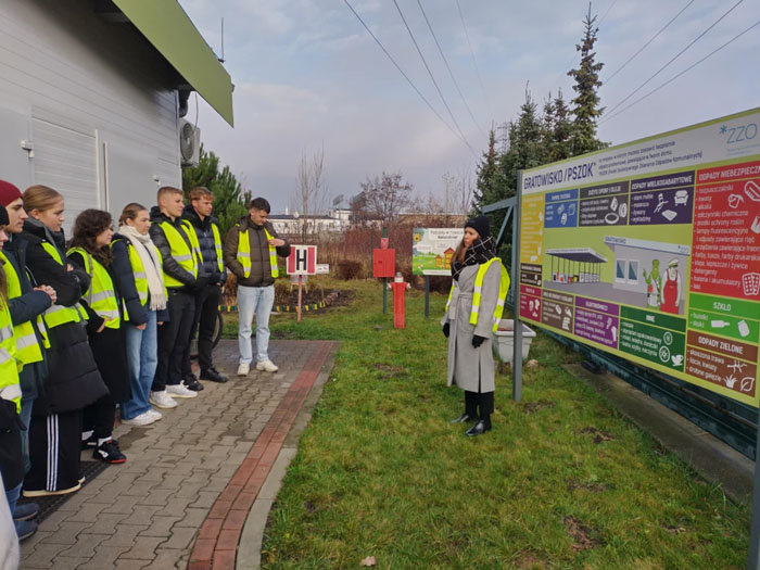 Zdjęcie grupy studentów wizytujących PSZOK w Poznaniu