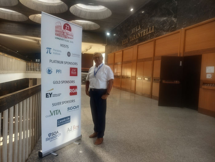 Profesor Marek Szczepański podczas międzynarodowej konferencji Longevity Rome 2026, która odbyła się na Uniwersytecie Sapienza w Rzymie. Zdjęcie wykonano w korytarzu przed wejściem do Auli Ezio Tarantelli.