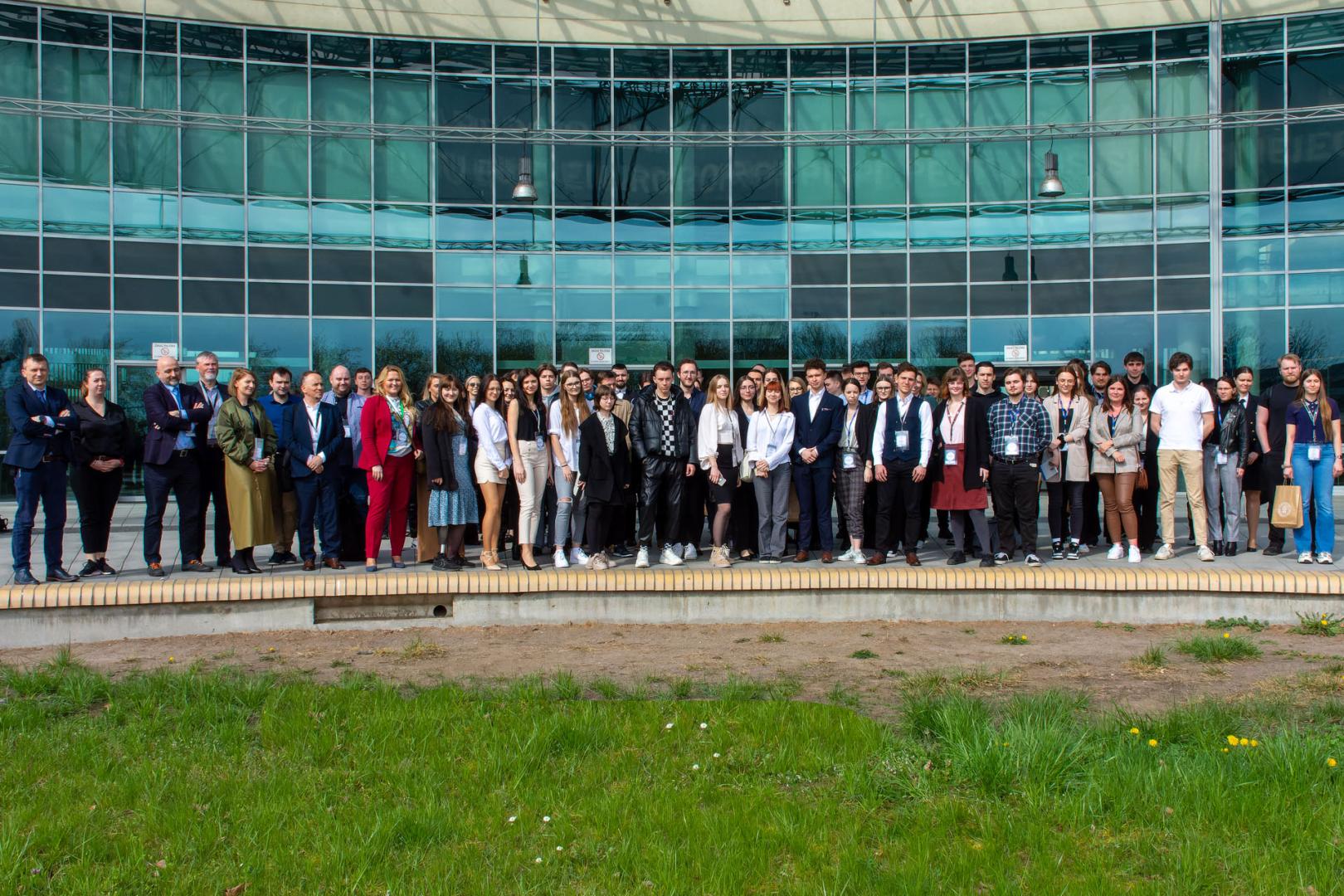 Zdjęcie grupowe wykonane podczas 11. Forum Logistycznego w dniach 13 - 14 kwietnia 2023 r.