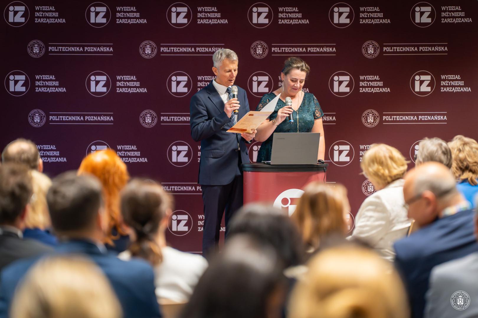 Zdjęcie z gali konferencji 70 lat nauk o zarządzaniu na Politechnice Poznańskiej