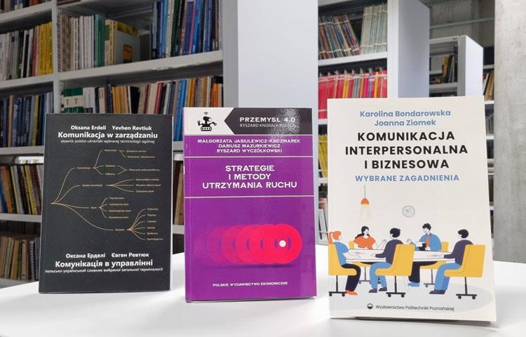 Zdjęcie nowych pozycji książkowych w bibliotece wiz "Komunikacja w zarządzaniu", "Strategie i metody utrzymania ruchu" oraz "Komunikacja interpersonalna i biznesowa"