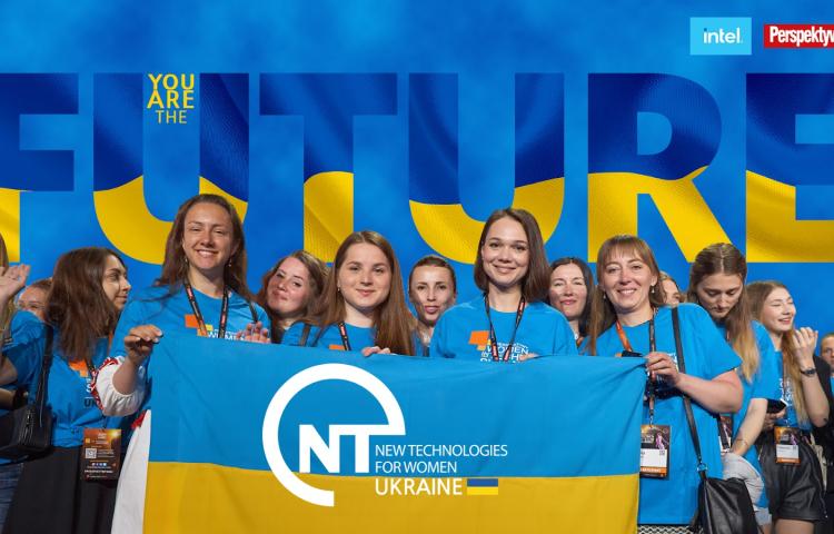 Zdjęcie promujące program wsparcia dla dziewczy w branży nowych technologii. Na zdjęciu jest grupa kobiet trzymająca przed sobą flagę Ukrainy, za nimi jest napis FUTURE.