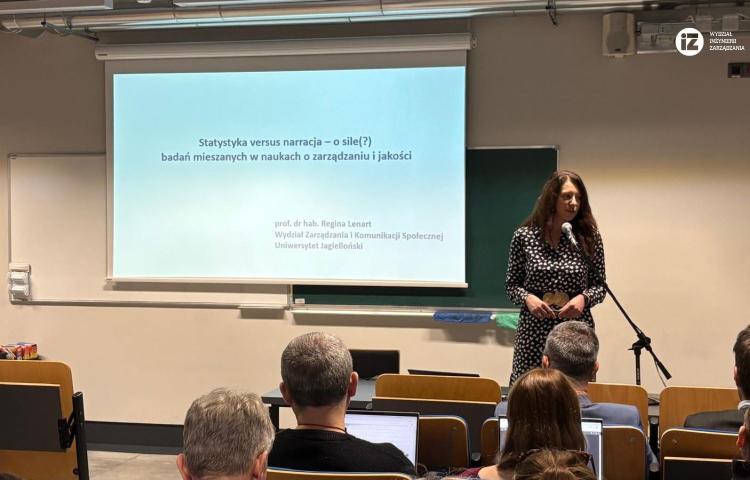 prof. Regina Lenart podczas wykładu