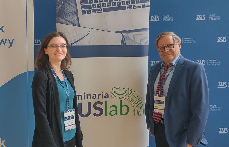 Zdjęcie profesora Marka Szczepańskiego z doktor Anną Gierusz z z Uniwersytetu Gdańskiego przy posterze reklamującą ZUSlab