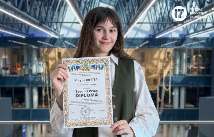 Studentka Yaryna Hrytsa z nagrodą