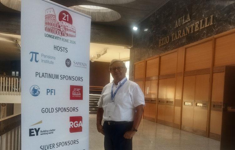 Profesor Marek Szczepański podczas międzynarodowej konferencji Longevity Rome 2026, która odbyła się na Uniwersytecie Sapienza w Rzymie. Zdjęcie wykonano w korytarzu przed wejściem do Auli Ezio Tarantelli.