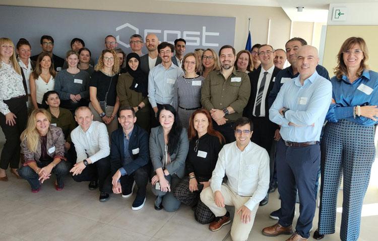 Zdjęcie grupowe uczcestników projektu COST Action DeepImpact z 23 kajów