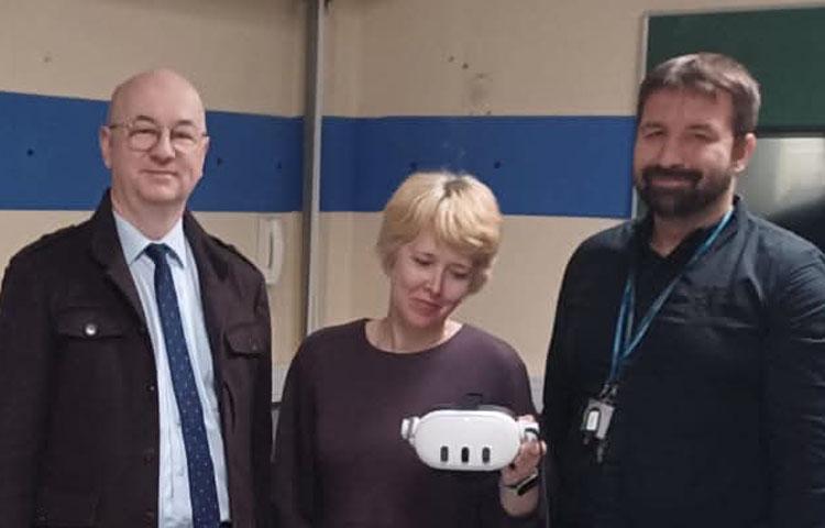 Zdjęcie w laboratorium AWT, z lewej dr hab. inż. Maciej Szafrański w środku dr Olena Hrybiuk, z prawej pracownik AWT