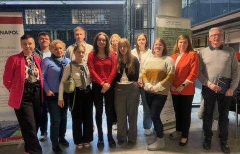 Zdjęcie grupowe uczestników warsztatów „Od produkcji partiowej do One Piece Flow – symulacja, Lean i doświadczenie VR"