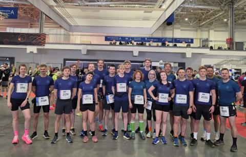 Zdjęcie grupowe uczestników drużyny z Politechniki na 18 półmaratonie w Poznaniu.