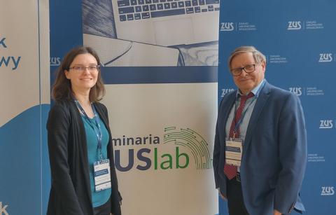 Zdjęcie profesora Marka Szczepańskiego z doktor Anną Gierusz z z Uniwersytetu Gdańskiego przy posterze reklamującą ZUSlab