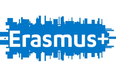 Biały napis erasmus plus na niebieskim tle
