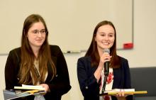 Zdjęcie laureatek 1 miejsca na najlepszą pracę inżynierską lean, panie Paulina Przewiedzikowska i Monika Szumska. 