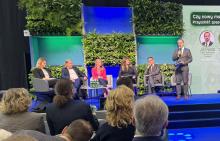 Kafelek zrobione ze zdjęcia przedstawiającego panel dyskusyjny podczas Targów Ochrony Środowiska POLECO