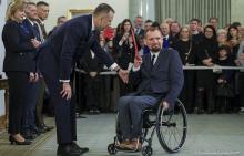 Zdjęcie z wręczenia nominacji profesorskiej prof. Maciejowi Sydorowi. Na zdjęciu z lewej strony Prezydent RP z prawej prof. Maciej Sydorowicz. W tle uczestnicy uroczystości.