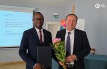 Dr Fredrick Mumali oraz prof. Jerzy S. Kaczorowski, członek rzeczywisty PAN - Prezes Poznańskiego Oddziału Polskiej Akademii Nauk