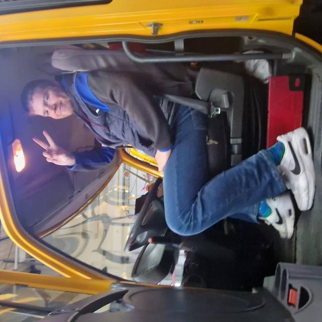 Zdjęcie studenta w kabinie samochodu ratowniczego