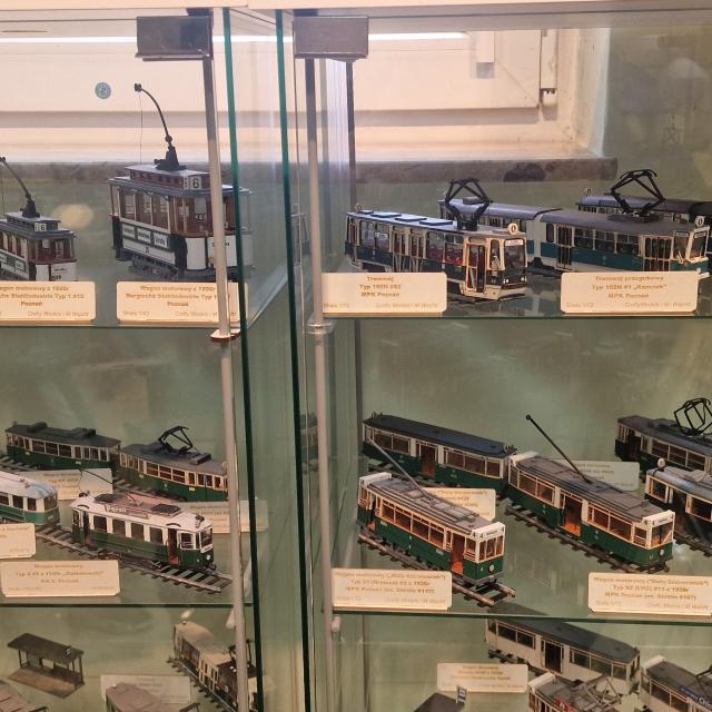 Zdjęcie gabloty z modelami tramwajów