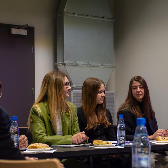 Trzy uczestniczki debaty 