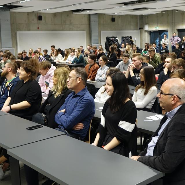 Uczestnicy słuchający wykładu - Aula