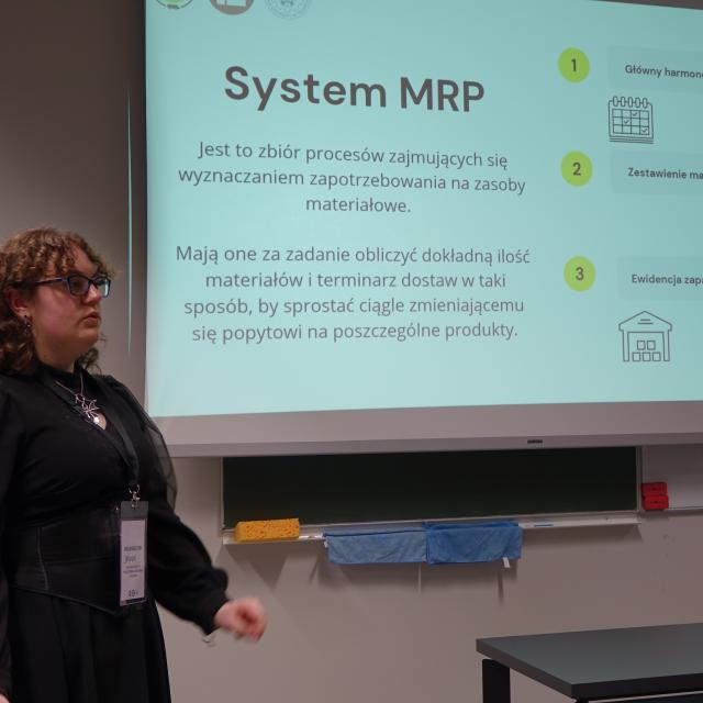 Prezentacja systemu MRP przez uczestniczkę wydarzenia