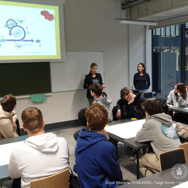 uczniowie podczas prezentacj