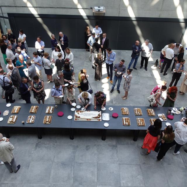 Zdjęcie grupowe przy stole po seminarium wydziałowym 