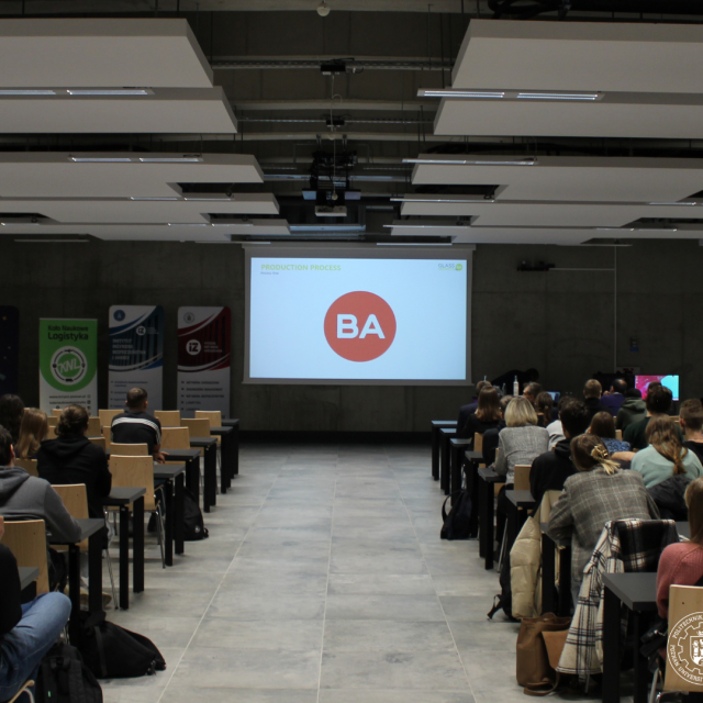 Zdjęcie uczestników wydarzenia na Auli Wydziału Inżynierii Zarządzania 