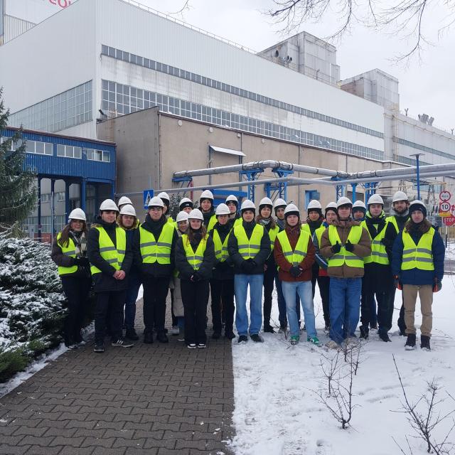 Studenci przed elektrociepłownią