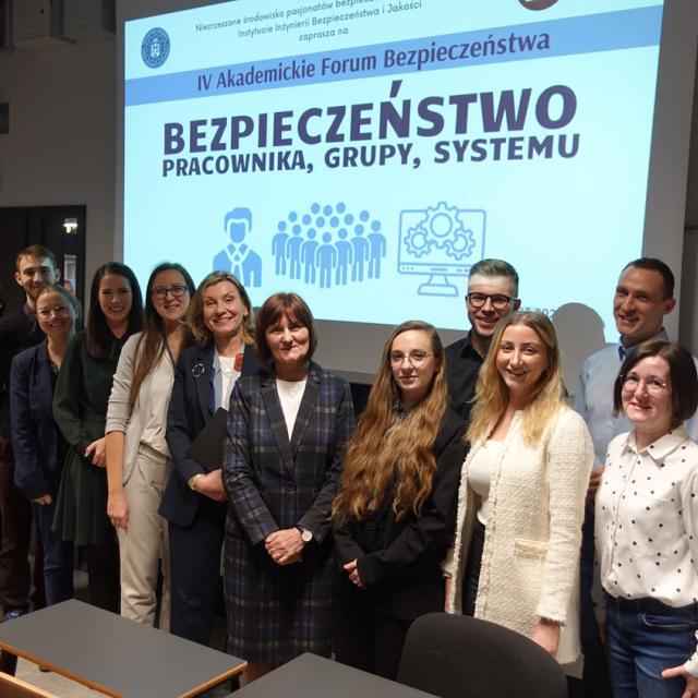 Zdjęcie grupowe uczestników forum bezpieczeństwa