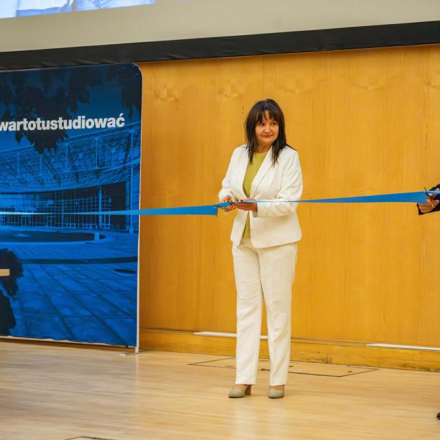 przecięcie wstęgi przez władze uczelni