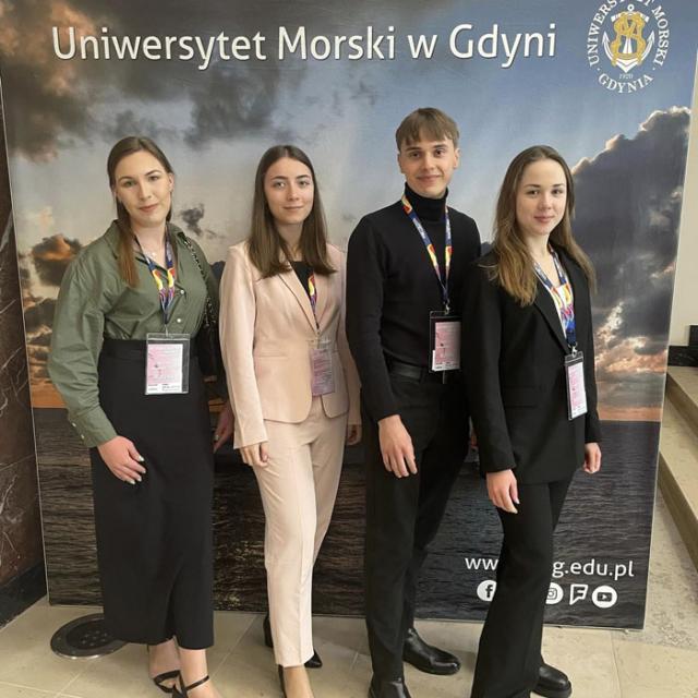 Reprezentanci KN Logistyka podczas konferencji XIV Student Maritime Conference, od lewej: Alicja Pender, Marta Broda, Kacper Zieliński, Anna Rychlik