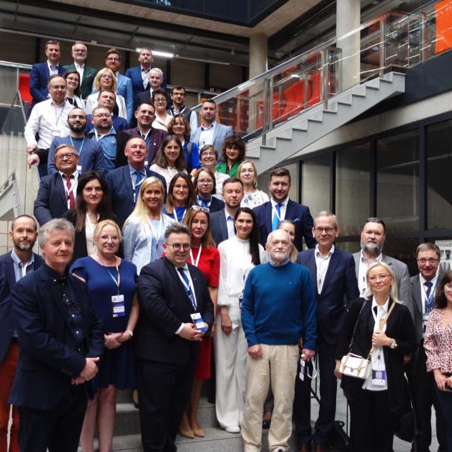 zdjęcie grupowe uczestników konferencji
