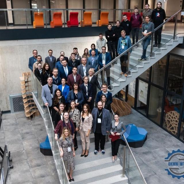 Zdjęcie przedstawiające grupę uczestników konferencji OKMN