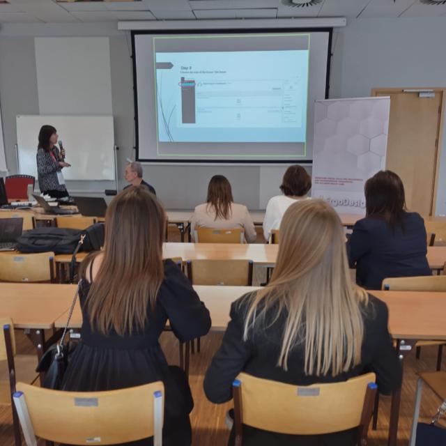 Sala obrad - prelegentka i słuchacze